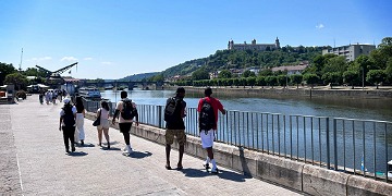 Schüler beim Ausflug nach Würzburg Pflegeschüler laufen den Main in Würzburg entlang
