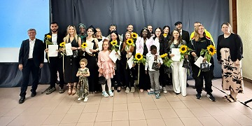 Abschlussfeier der Pflegefachkräfte Absolventen der dreijährigen Ausbildung stellen sich zum Gruppenfoto auf.